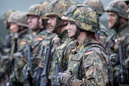 Deutschland prüft Wehrpflicht für Frauen im Militär