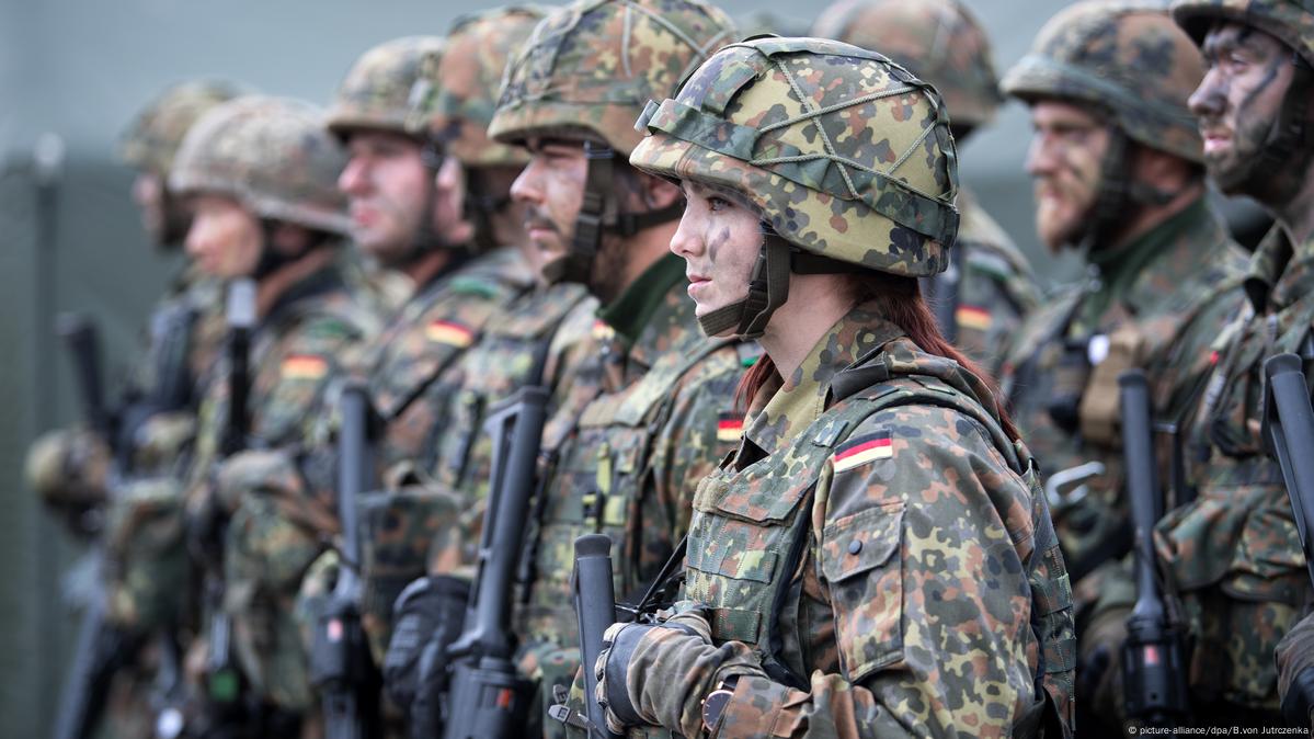 Deutschland prüft Wehrpflicht für Frauen im Militär