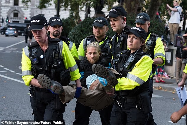 Banksy Graffiti am Londoner Royal Court sorgt für Streit
