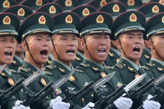 Peking-Parade China präsentiert Macht und neue Waffen