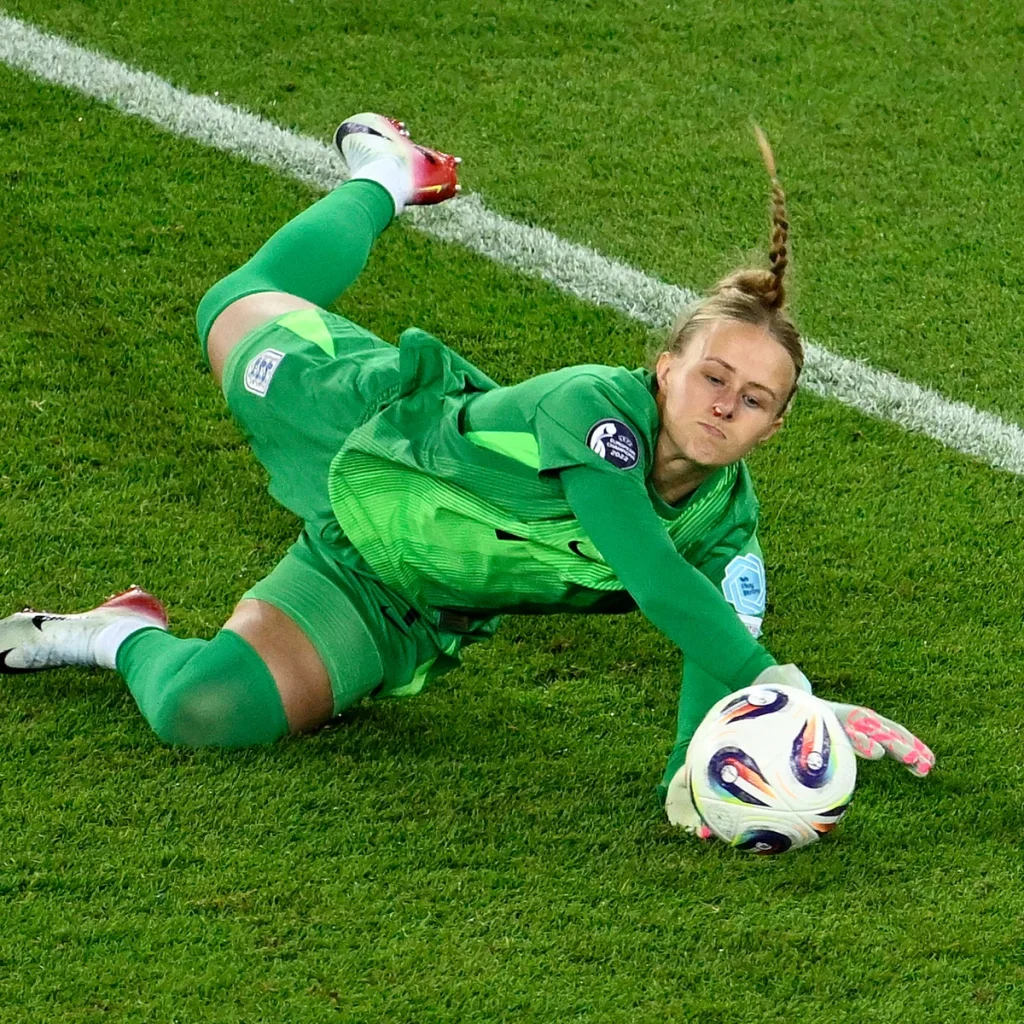 Hannah Hampton – Englands Torhüterin mit Sehschwäche, Disziplin und EM-Triumph 2025