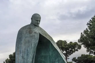 Statue von Papst Johannes Paul II. in Rom beschädigt