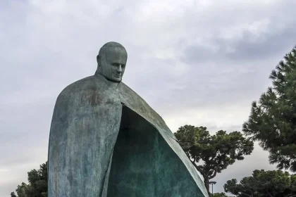 Statue von Papst Johannes Paul II. in Rom beschädigt