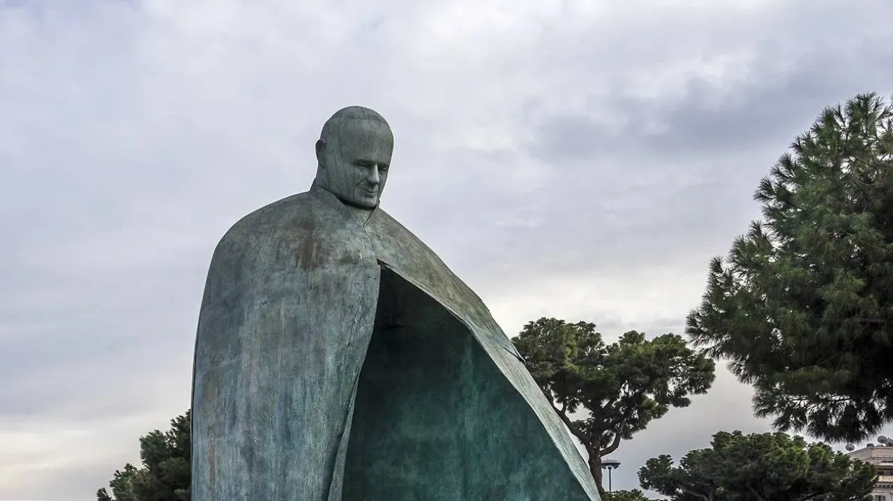 Statue von Papst Johannes Paul II. in Rom beschädigt