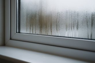 Kondenswasser an Fenstern ist ein häufiges Problem. Warum es entsteht und wie Sie Feuchtigkeit und Schimmelbildung wirksam vermeiden.