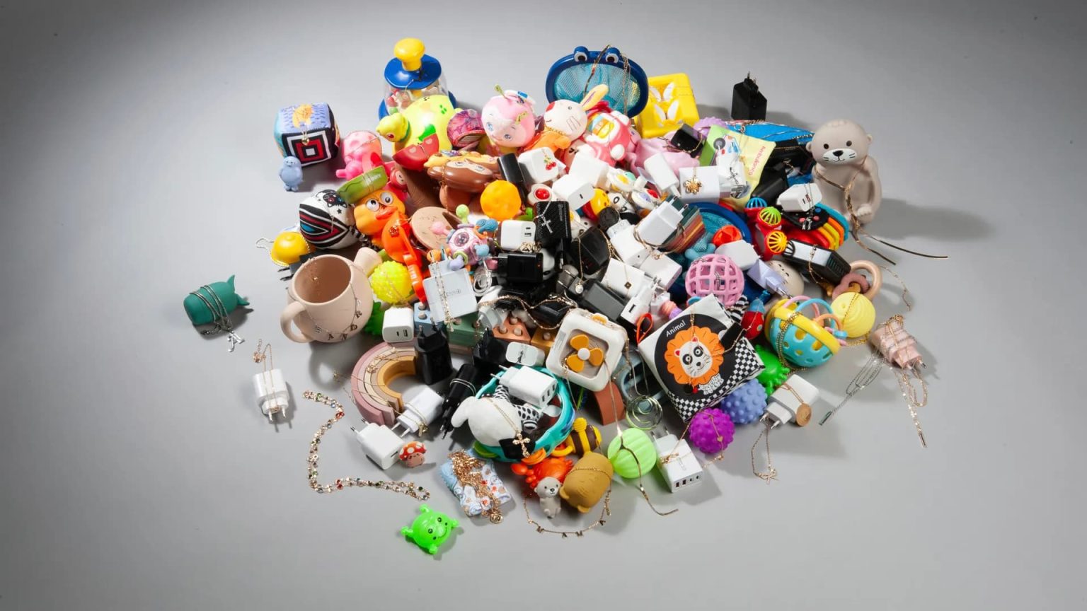 Stiftung Warentest deckt gravierende Mängel bei Temu und Shein auf – von giftigen Schwermetallen bis zu überhitzten Ladegeräten.