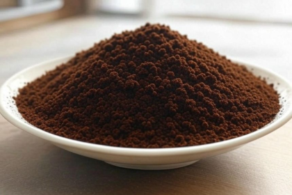 Erfahren Sie, wie Sie abgelaufenen Kaffee sinnvoll weiterverwenden. Drei kreative, nachhaltige und praktische Ideen für Haushalt, Garten und Körperpflege.