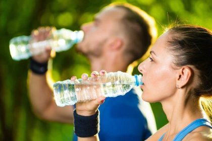 Wasserbedarf im Alltag: So viel sollten Sie trinken