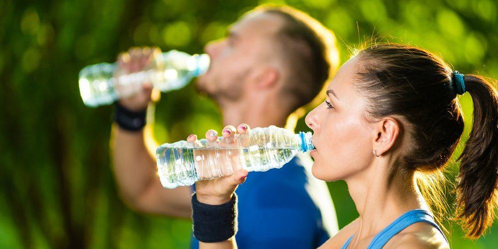 Wasserbedarf im Alltag: So viel sollten Sie trinken