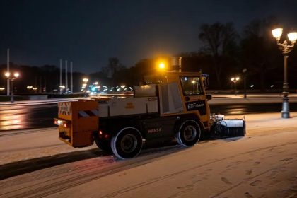 Wintereinbruch in Berlin und Brandenburg - Straßen gesperrt