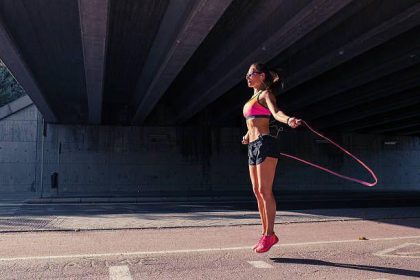 Warum Seilspringen so effektiv ist, welche Technik entscheidend ist und wie man richtig springt, um Ausdauer, Kraft und Koordination zu verbessern.