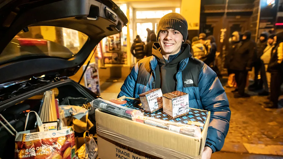 Feuerwerksverkauf ab Mitternacht - Deutsche geben Tausende Euro aus