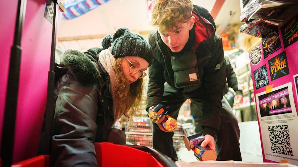 Feuerwerksverkauf ab Mitternacht - Deutsche geben Tausende Euro aus