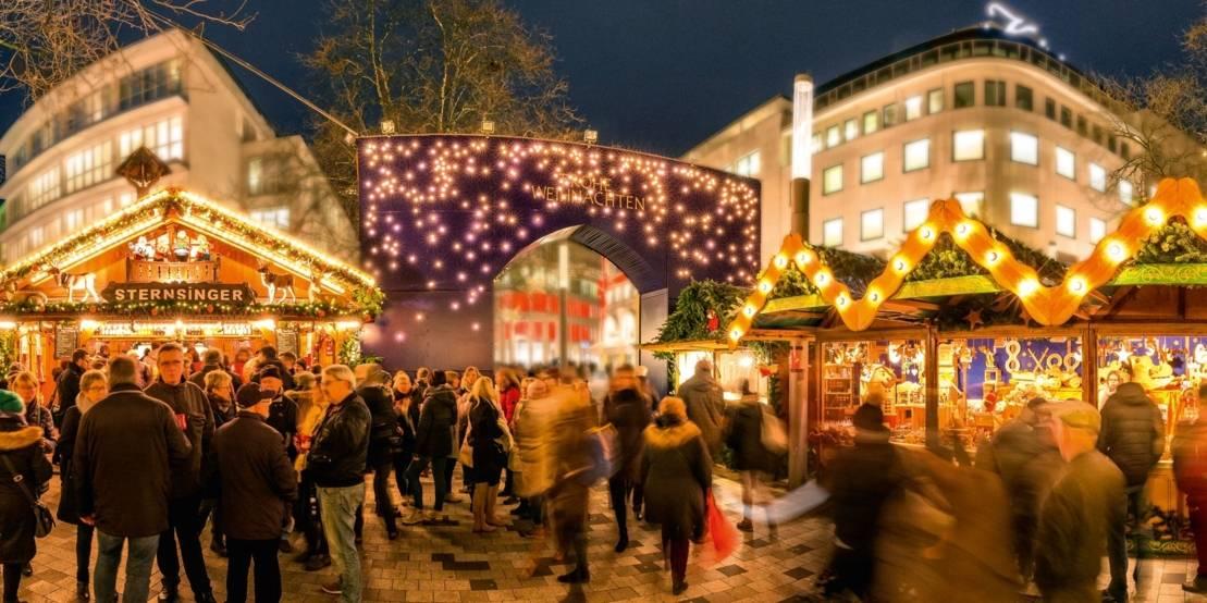 Viele Städte in Deutschland reduzieren 2025 ihre Weihnachtsbeleuchtung wegen hoher Kosten. Einige verzichten sogar komplett. Handel und Kommunen schlagen Alarm.