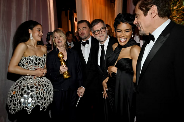 Leonardo DiCaprio überrascht bei den Golden Globes 2026 – seine Mimik geht als Meme viral(Video)