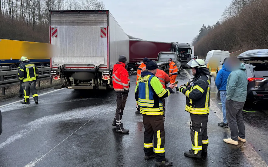 A44 bei Paderborn wegen Blitzeis gesperrt: Im Nordwesten Deutschlands Hunderte Unfälle auf glatten Straßen