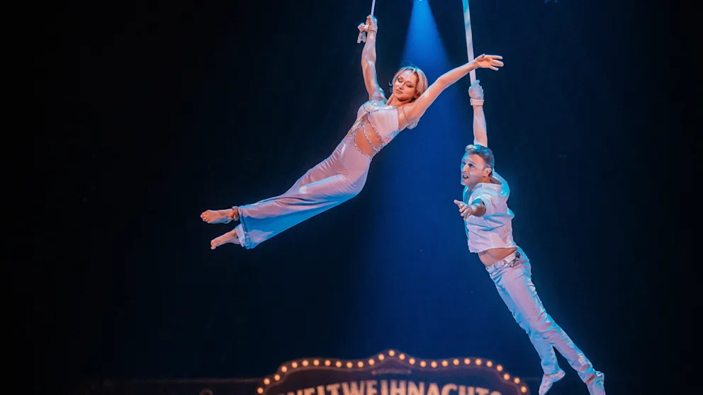 Sturz während der Vorstellung vor den Augen der Zuschauer