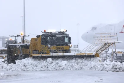 Massive Flugausfälle in München und Wien – Winter legt Verkehr lahm
