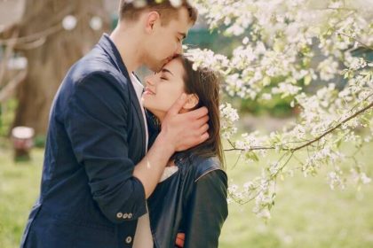 Liebeshoroskop Frühling 2026 für alle Sternzeichen – Romantik, Wendepunkte und neue Chancen