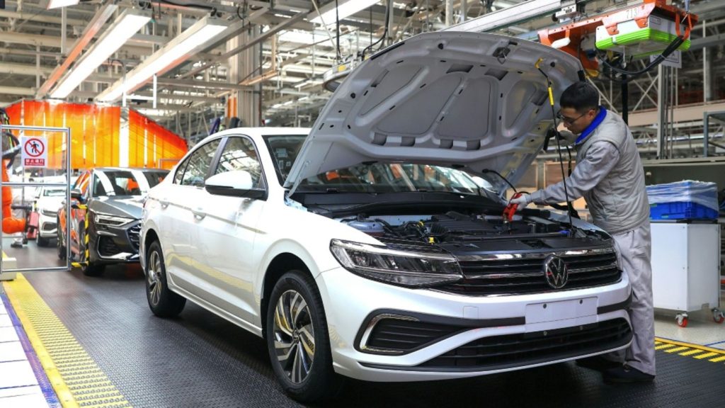 Gewinne von VW fast halbiert: Drohen Entlassungen und niedrigere Gehälter? 