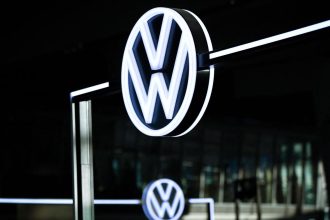 Gewinne von VW fast halbiert: Drohen Entlassungen und niedrigere Gehälter?