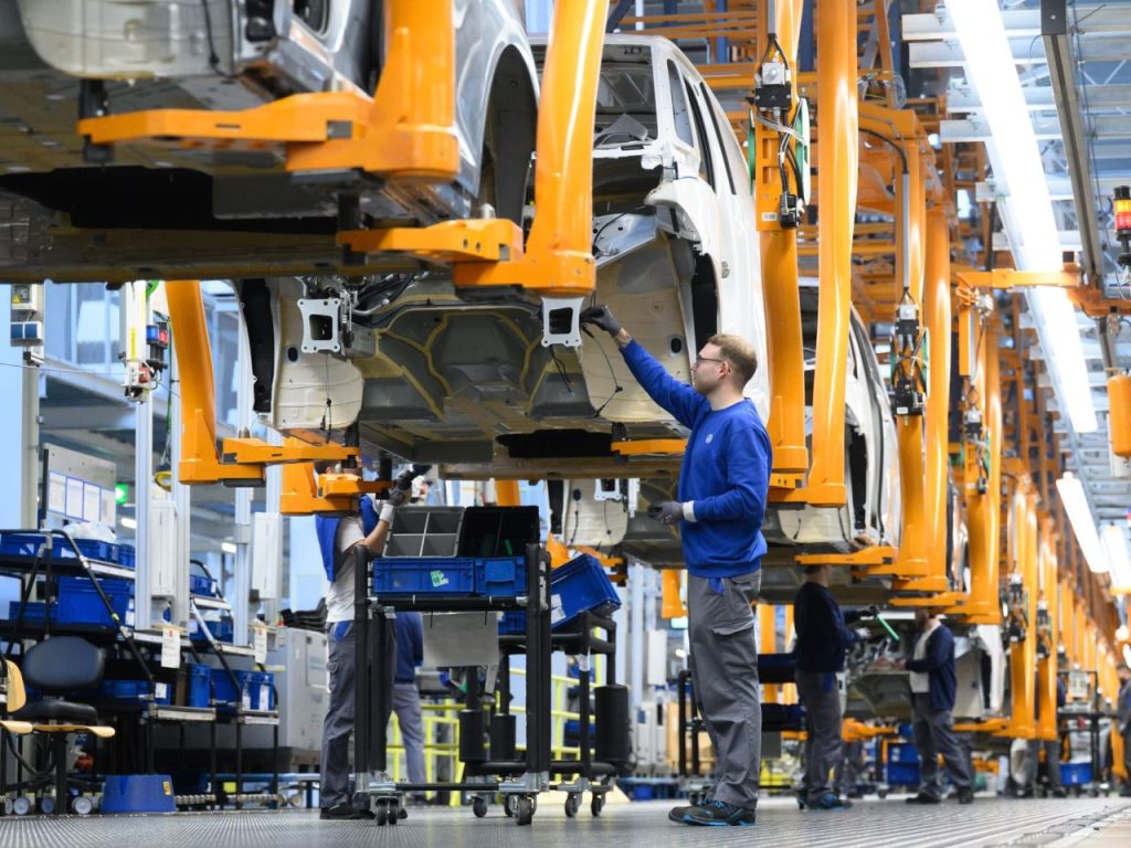 Gewinne von VW fast halbiert: Drohen Entlassungen und niedrigere Gehälter? 