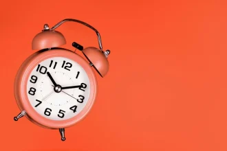 Zeitumstellung 2026 in Deutschland: wann genau werden die Uhren vorgestellt. Datum, Uhrzeit und Alltagstipps