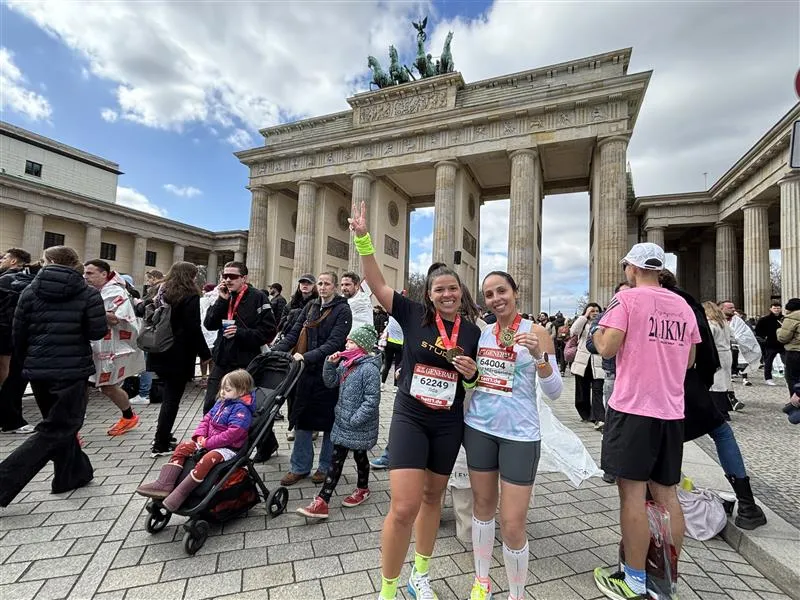 Der Berliner Halbmarathon 2026 hat erneut gezeigt, welche Bedeutung dieses Event im internationalen Laufsport hat. Zehntausende Teilnehmer gingen in der Hauptstadt an den Start und sorgten für eine eindrucksvolle Kulisse entlang der Strecke. Der Wettbewerb begann am Vormittag und entwickelte sich schnell zu einem hochklassigen Rennen. Besonders im Spitzenfeld wurde von Beginn an ein hohes Tempo angeschlagen. Am Ende setzte sich der Kenianer Andrea Kiptoo durch und erreichte das Ziel als Erster in 59:11 Minuten.
„Die Stimmung entlang der Strecke war außergewöhnlich und hat die Läufer zusätzlich motiviert“, wurde im Zielbereich berichtet.
Top-Leistungen und neuer deutscher Rekord
Neben dem Sieger sorgte vor allem Amanal Petros für Schlagzeilen. Der deutsche Läufer erreichte das Ziel nach 59:22 Minuten und stellte damit eine neue nationale Bestzeit auf. Auch andere Spitzenathleten zeigten starke Leistungen und blieben unter der Marke von einer Stunde.
Im Frauenrennen dominierte die Äthiopierin Likina Amebaw, die mit etwa 1:05 Stunden als Erste ins Ziel kam. Die schnellste deutsche Läuferin war Esther Pfeiffer, die rund 1:07 Stunden benötigte.
„Die letzten Meter hinter dem Brandenburger Tor sind ein unvergesslicher Moment“, erklärte der Moderator im Zielbereich.
Ergebnisse der führenden Athleten
Die Resultate zeigen deutlich das hohe Niveau dieses Rennens. Vor allem die Spitze überzeugte mit sehr schnellen Zeiten.
Andrea Kiptoo – 00:59:11
Dennis Kipkemoi – 00:59:11
Amanal Petros – 00:59:22
Dominic Lobalu – 00:59:23
Etienne Daguinos – 00:59:27
Auch bei den Frauen präsentierten sich die besten Läuferinnen stark:
Athletin Zeit
Likina Amebaw 01:05:07
Daisilah Jerono 01:05:21
Veronica Loleo 01:05:35
Florence Niyonkuru 01:07:22
Esther Pfeiffer 01:07:25
Diese Ergebnisse bestätigen die hohe Qualität des Halbmarathons in Berlin 2026.
Strecke durch bekannte Berliner Viertel
Die Route führte die Teilnehmer durch zentrale Straßen der Hauptstadt. Vom Start ging es unter anderem über bekannte Abschnitte wie den Kurfürstendamm und die Leipziger Straße.
Ein besonderer Höhepunkt war der Zieleinlauf durch das Brandenburger Tor, der von zahlreichen Zuschauern begleitet wurde. Die einzigartige Atmosphäre entlang der Strecke machte das Rennen für viele Teilnehmer zu einem besonderen Erlebnis.
Viele Läufer beschrieben den Zieleinlauf als emotionalen Höhepunkt des gesamten Tages.
Eindrücke und Stimmung beim Event
Die Atmosphäre entlang der Strecke wurde von vielen als außergewöhnlich positiv wahrgenommen. Zuschauer, Musikgruppen und Unterstützer sorgten für zusätzliche Motivation.
Auch internationale Teilnehmer zeigten sich begeistert von Organisation und Stimmung.
„Es hat unglaublich Spaß gemacht, wir sind sehr stolz!“, berichteten Teilnehmer nach dem Lauf.
Die Veranstaltung verlief ohne größere Zwischenfälle, was ebenfalls zur positiven Gesamtstimmung beitrug.
Warum das Rennen 2026 heraussticht
Der Berliner Halbmarathon 2026 hat einmal mehr seine Bedeutung als eines der größten Laufevents Europas bestätigt. Die Kombination aus Spitzensport und breiter Teilnahme machte das Event besonders eindrucksvoll.
Der neue Rekord von Amanal Petros unterstreicht die sportliche Qualität des Wettbewerbs. Gleichzeitig sorgten die vielen Teilnehmer für eine besondere Atmosphäre in der Hauptstadt.
Die Mischung aus sportlichen Höchstleistungen und emotionalen Momenten machte dieses Rennen zu einem echten Highlight des Jahres.