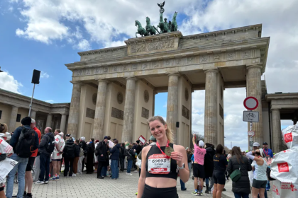 Der Berliner Halbmarathon 2026 hat erneut gezeigt, welche Bedeutung dieses Event im internationalen Laufsport hat. Zehntausende Teilnehmer gingen in der Hauptstadt an den Start und sorgten für eine eindrucksvolle Kulisse entlang der Strecke. Der Wettbewerb begann am Vormittag und entwickelte sich schnell zu einem hochklassigen Rennen. Besonders im Spitzenfeld wurde von Beginn an ein hohes Tempo angeschlagen. Am Ende setzte sich der Kenianer Andrea Kiptoo durch und erreichte das Ziel als Erster in 59:11 Minuten. „Die Stimmung entlang der Strecke war außergewöhnlich und hat die Läufer zusätzlich motiviert“, wurde im Zielbereich berichtet. Top-Leistungen und neuer deutscher Rekord Neben dem Sieger sorgte vor allem Amanal Petros für Schlagzeilen. Der deutsche Läufer erreichte das Ziel nach 59:22 Minuten und stellte damit eine neue nationale Bestzeit auf. Auch andere Spitzenathleten zeigten starke Leistungen und blieben unter der Marke von einer Stunde. Im Frauenrennen dominierte die Äthiopierin Likina Amebaw, die mit etwa 1:05 Stunden als Erste ins Ziel kam. Die schnellste deutsche Läuferin war Esther Pfeiffer, die rund 1:07 Stunden benötigte. „Die letzten Meter hinter dem Brandenburger Tor sind ein unvergesslicher Moment“, erklärte der Moderator im Zielbereich. Ergebnisse der führenden Athleten Die Resultate zeigen deutlich das hohe Niveau dieses Rennens. Vor allem die Spitze überzeugte mit sehr schnellen Zeiten. Andrea Kiptoo – 00:59:11 Dennis Kipkemoi – 00:59:11 Amanal Petros – 00:59:22 Dominic Lobalu – 00:59:23 Etienne Daguinos – 00:59:27 Auch bei den Frauen präsentierten sich die besten Läuferinnen stark: Athletin Zeit Likina Amebaw 01:05:07 Daisilah Jerono 01:05:21 Veronica Loleo 01:05:35 Florence Niyonkuru 01:07:22 Esther Pfeiffer 01:07:25 Diese Ergebnisse bestätigen die hohe Qualität des Halbmarathons in Berlin 2026. Strecke durch bekannte Berliner Viertel Die Route führte die Teilnehmer durch zentrale Straßen der Hauptstadt. Vom Start ging es unter anderem über bekannte Abschnitte wie den Kurfürstendamm und die Leipziger Straße. Ein besonderer Höhepunkt war der Zieleinlauf durch das Brandenburger Tor, der von zahlreichen Zuschauern begleitet wurde. Die einzigartige Atmosphäre entlang der Strecke machte das Rennen für viele Teilnehmer zu einem besonderen Erlebnis. Viele Läufer beschrieben den Zieleinlauf als emotionalen Höhepunkt des gesamten Tages. Eindrücke und Stimmung beim Event Die Atmosphäre entlang der Strecke wurde von vielen als außergewöhnlich positiv wahrgenommen. Zuschauer, Musikgruppen und Unterstützer sorgten für zusätzliche Motivation. Auch internationale Teilnehmer zeigten sich begeistert von Organisation und Stimmung. „Es hat unglaublich Spaß gemacht, wir sind sehr stolz!“, berichteten Teilnehmer nach dem Lauf. Die Veranstaltung verlief ohne größere Zwischenfälle, was ebenfalls zur positiven Gesamtstimmung beitrug. Warum das Rennen 2026 heraussticht Der Berliner Halbmarathon 2026 hat einmal mehr seine Bedeutung als eines der größten Laufevents Europas bestätigt. Die Kombination aus Spitzensport und breiter Teilnahme machte das Event besonders eindrucksvoll. Der neue Rekord von Amanal Petros unterstreicht die sportliche Qualität des Wettbewerbs. Gleichzeitig sorgten die vielen Teilnehmer für eine besondere Atmosphäre in der Hauptstadt. Die Mischung aus sportlichen Höchstleistungen und emotionalen Momenten machte dieses Rennen zu einem echten Highlight des Jahres.