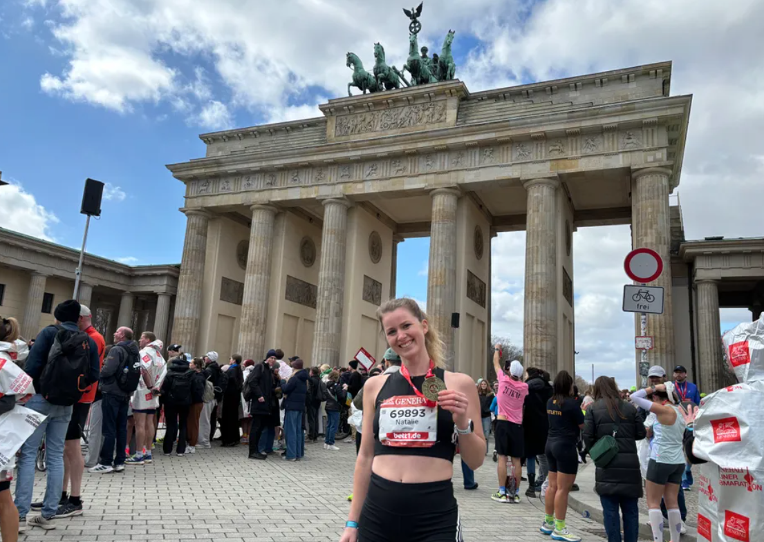 Der Berliner Halbmarathon 2026 hat erneut gezeigt, welche Bedeutung dieses Event im internationalen Laufsport hat. Zehntausende Teilnehmer gingen in der Hauptstadt an den Start und sorgten für eine eindrucksvolle Kulisse entlang der Strecke. Der Wettbewerb begann am Vormittag und entwickelte sich schnell zu einem hochklassigen Rennen. Besonders im Spitzenfeld wurde von Beginn an ein hohes Tempo angeschlagen. Am Ende setzte sich der Kenianer Andrea Kiptoo durch und erreichte das Ziel als Erster in 59:11 Minuten. „Die Stimmung entlang der Strecke war außergewöhnlich und hat die Läufer zusätzlich motiviert“, wurde im Zielbereich berichtet. Top-Leistungen und neuer deutscher Rekord Neben dem Sieger sorgte vor allem Amanal Petros für Schlagzeilen. Der deutsche Läufer erreichte das Ziel nach 59:22 Minuten und stellte damit eine neue nationale Bestzeit auf. Auch andere Spitzenathleten zeigten starke Leistungen und blieben unter der Marke von einer Stunde. Im Frauenrennen dominierte die Äthiopierin Likina Amebaw, die mit etwa 1:05 Stunden als Erste ins Ziel kam. Die schnellste deutsche Läuferin war Esther Pfeiffer, die rund 1:07 Stunden benötigte. „Die letzten Meter hinter dem Brandenburger Tor sind ein unvergesslicher Moment“, erklärte der Moderator im Zielbereich. Ergebnisse der führenden Athleten Die Resultate zeigen deutlich das hohe Niveau dieses Rennens. Vor allem die Spitze überzeugte mit sehr schnellen Zeiten. Andrea Kiptoo – 00:59:11 Dennis Kipkemoi – 00:59:11 Amanal Petros – 00:59:22 Dominic Lobalu – 00:59:23 Etienne Daguinos – 00:59:27 Auch bei den Frauen präsentierten sich die besten Läuferinnen stark: Athletin Zeit Likina Amebaw 01:05:07 Daisilah Jerono 01:05:21 Veronica Loleo 01:05:35 Florence Niyonkuru 01:07:22 Esther Pfeiffer 01:07:25 Diese Ergebnisse bestätigen die hohe Qualität des Halbmarathons in Berlin 2026. Strecke durch bekannte Berliner Viertel Die Route führte die Teilnehmer durch zentrale Straßen der Hauptstadt. Vom Start ging es unter anderem über bekannte Abschnitte wie den Kurfürstendamm und die Leipziger Straße. Ein besonderer Höhepunkt war der Zieleinlauf durch das Brandenburger Tor, der von zahlreichen Zuschauern begleitet wurde. Die einzigartige Atmosphäre entlang der Strecke machte das Rennen für viele Teilnehmer zu einem besonderen Erlebnis. Viele Läufer beschrieben den Zieleinlauf als emotionalen Höhepunkt des gesamten Tages. Eindrücke und Stimmung beim Event Die Atmosphäre entlang der Strecke wurde von vielen als außergewöhnlich positiv wahrgenommen. Zuschauer, Musikgruppen und Unterstützer sorgten für zusätzliche Motivation. Auch internationale Teilnehmer zeigten sich begeistert von Organisation und Stimmung. „Es hat unglaublich Spaß gemacht, wir sind sehr stolz!“, berichteten Teilnehmer nach dem Lauf. Die Veranstaltung verlief ohne größere Zwischenfälle, was ebenfalls zur positiven Gesamtstimmung beitrug. Warum das Rennen 2026 heraussticht Der Berliner Halbmarathon 2026 hat einmal mehr seine Bedeutung als eines der größten Laufevents Europas bestätigt. Die Kombination aus Spitzensport und breiter Teilnahme machte das Event besonders eindrucksvoll. Der neue Rekord von Amanal Petros unterstreicht die sportliche Qualität des Wettbewerbs. Gleichzeitig sorgten die vielen Teilnehmer für eine besondere Atmosphäre in der Hauptstadt. Die Mischung aus sportlichen Höchstleistungen und emotionalen Momenten machte dieses Rennen zu einem echten Highlight des Jahres.
