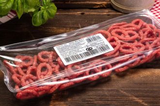 Wurst-Rückruf bei Netto, Aldi & Co.: Nicht verzehren – Bauchkrämpfe und Durchfall möglich