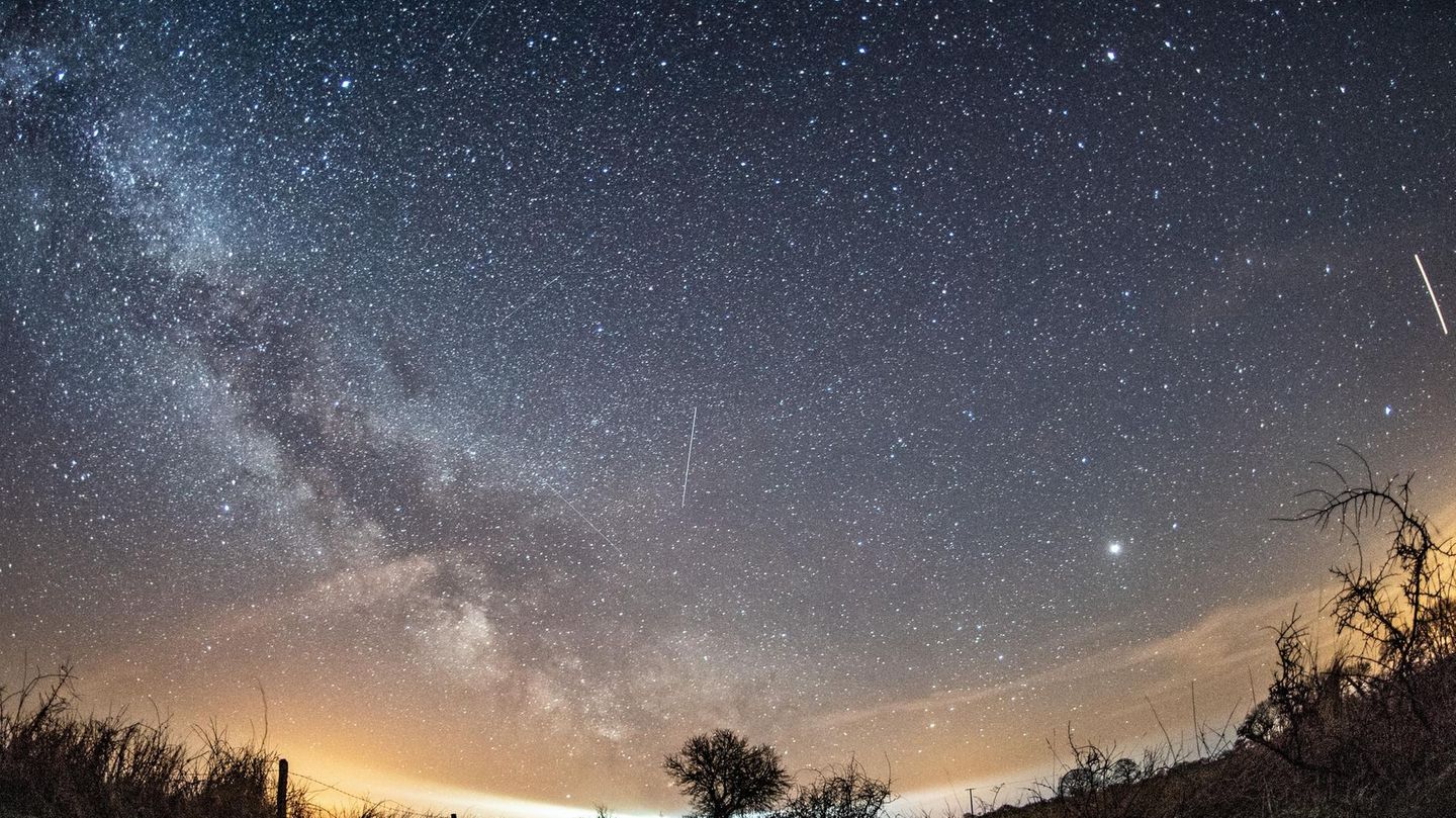 Lyriden-Meteorstrom 2026: Wann und wo Sternschnuppen in Deutschland sichtbar sind. Bis zu 23 Meteore pro Stunde