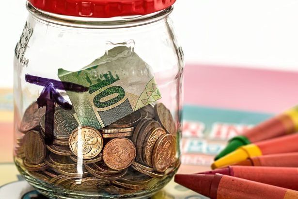 Sparglas mit Euro-Münzen und Geldschein als Symbol für die private Altersvorsorge