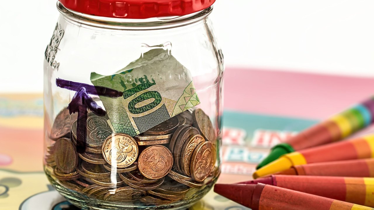 Sparglas mit Euro-Münzen und Geldschein als Symbol für die private Altersvorsorge