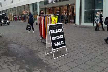 Aufsteller mit der Aufschrift Black Friday Sale in einer Fußgängerzone