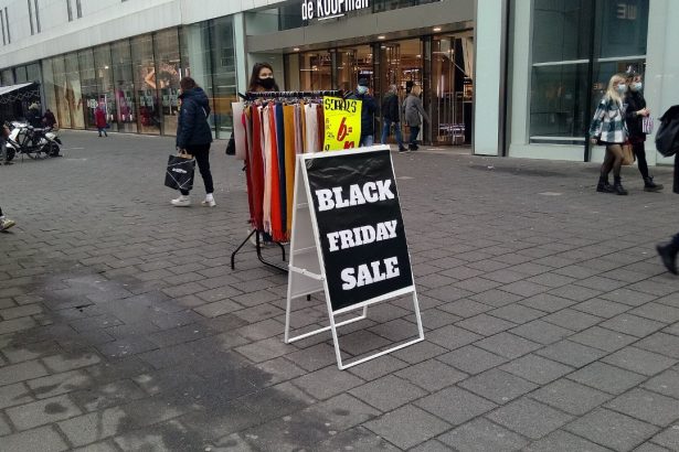 Aufsteller mit der Aufschrift Black Friday Sale in einer Fußgängerzone