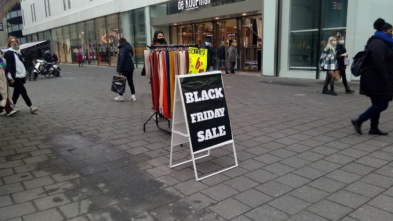Aufsteller mit der Aufschrift Black Friday Sale in einer Fußgängerzone