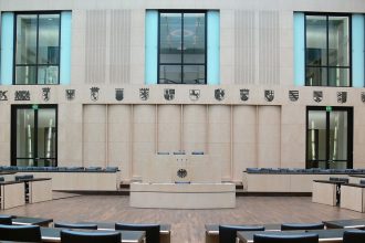 Plenarsaal des Bundesrates in Berlin mit Sitzreihen der Länder