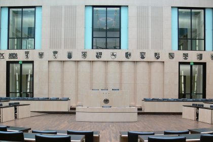 Plenarsaal des Bundesrates in Berlin mit Sitzreihen der Länder