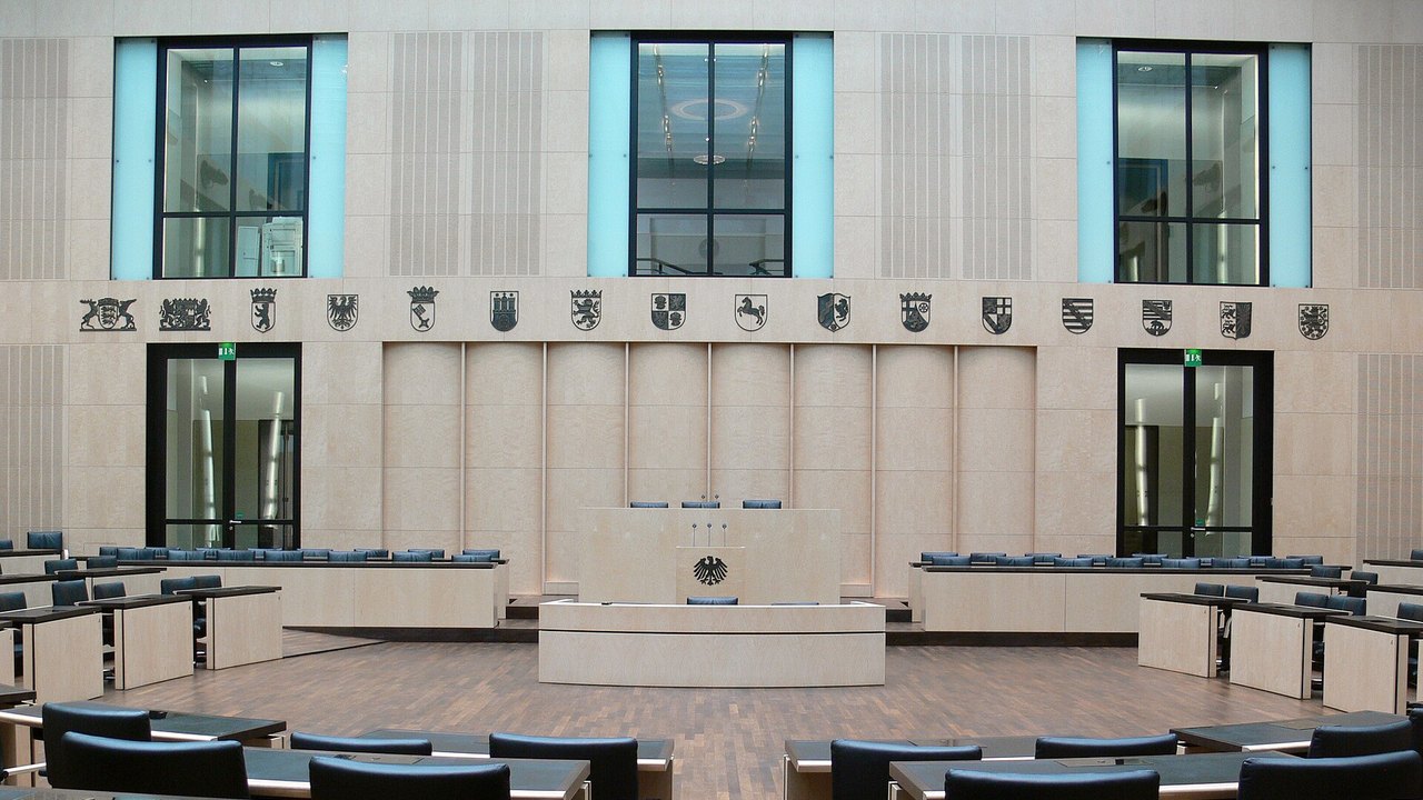 Plenarsaal des Bundesrates in Berlin mit Sitzreihen der Länder