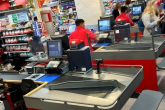 Kassenbereich eines Supermarkts mit mehreren Kassen – typischer Arbeitsplatz für Minijobs