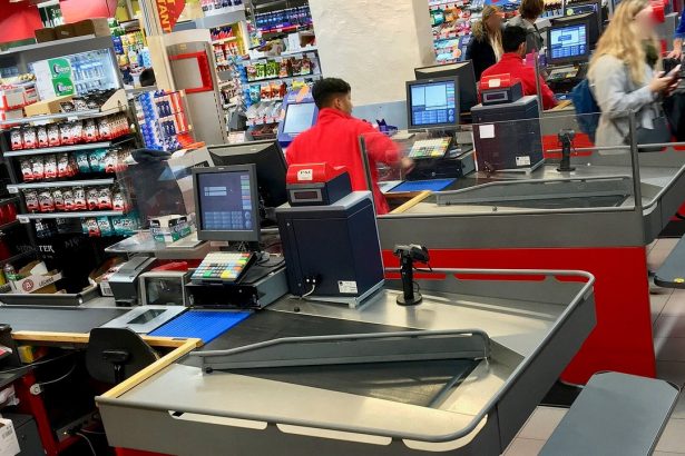 Kassenbereich eines Supermarkts mit mehreren Kassen – typischer Arbeitsplatz für Minijobs